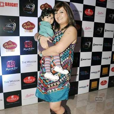 Juhi Parmar with her daughter - Postpartum Weight Loss