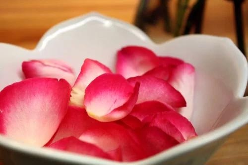 Rose Petals To Prevent Dry Chapped lips